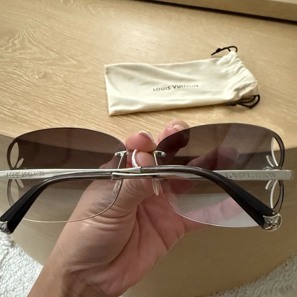 Louis Vuitton Lily sunglasses in silver and gray rimless - Picture 2 of 8